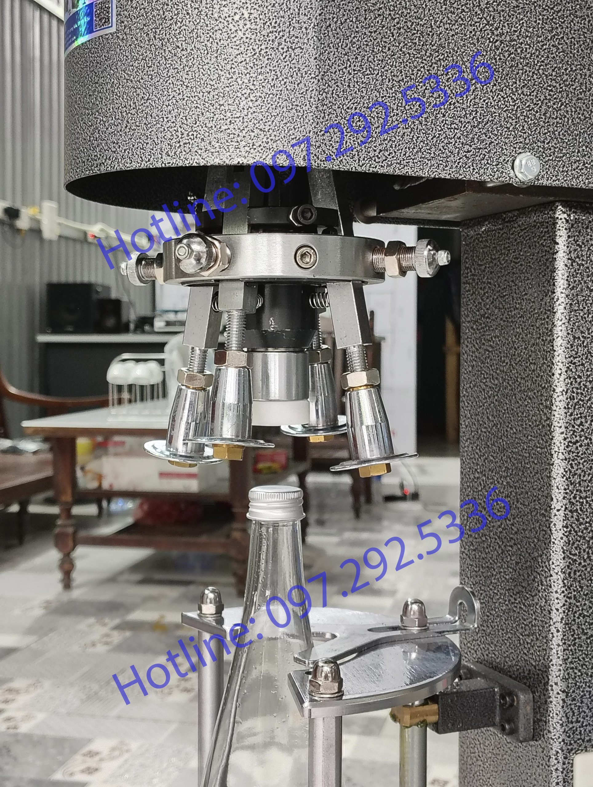 Máy xoáy nắp chai SK40
