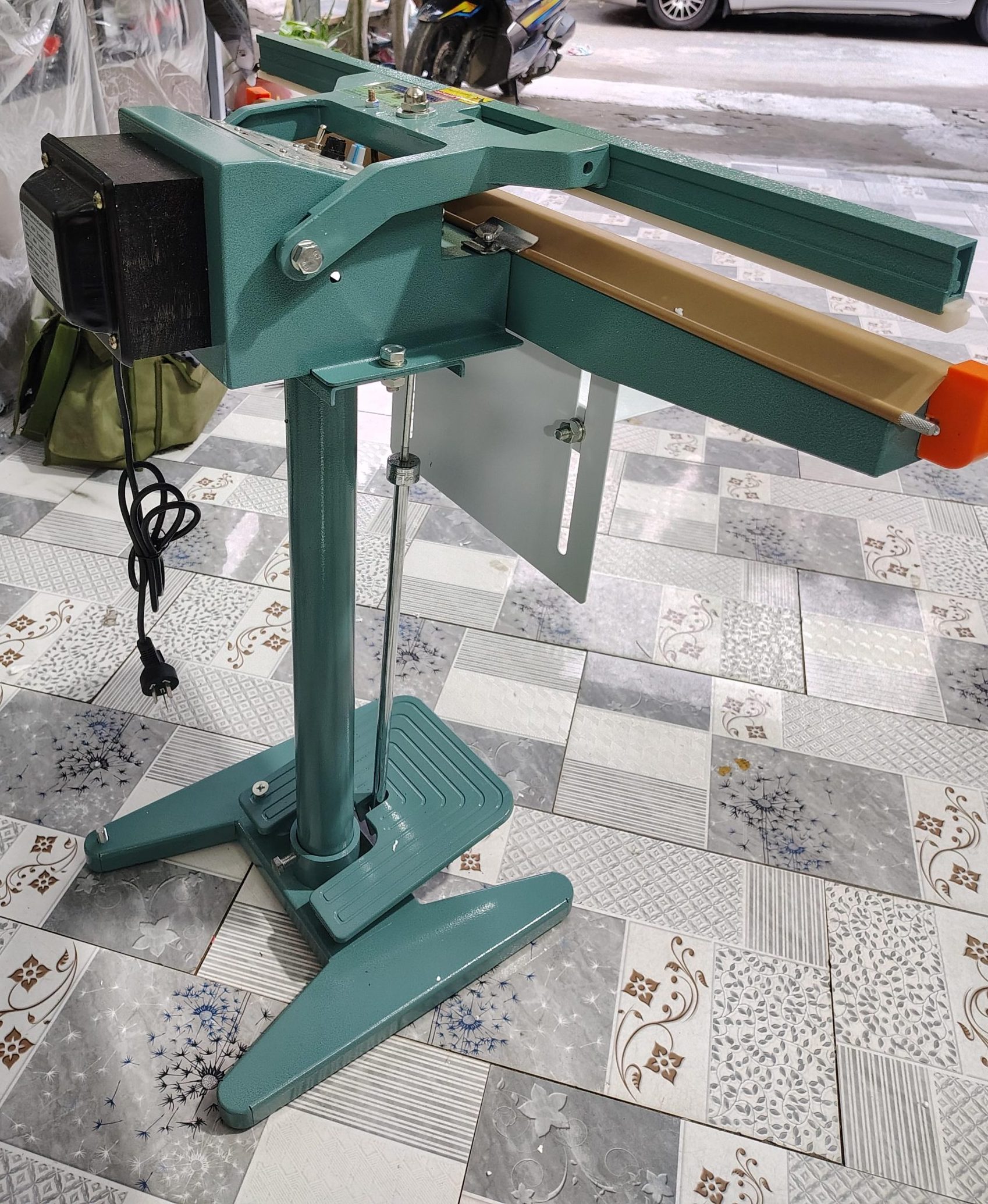 Máy hàn miệng túi dập chân có giá đỡ PFS